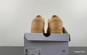 Hyperoad Jordan Vanilla “Pale Sand” SE Low 1 Air 0703